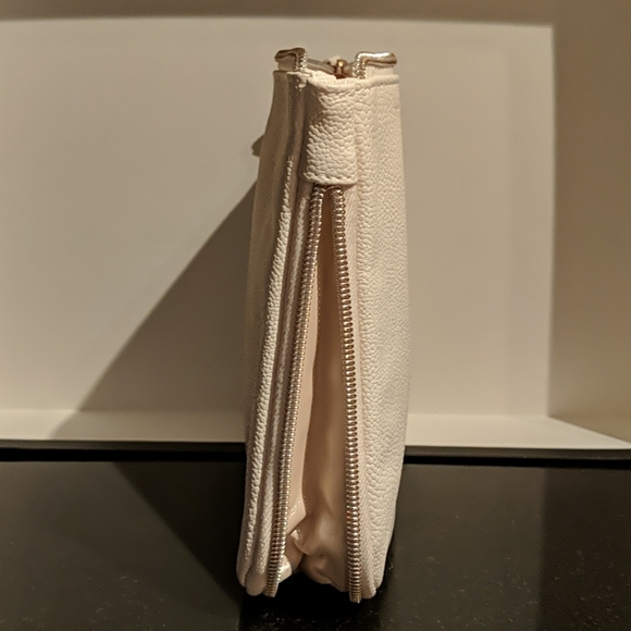 NWOT Shiseido Ivory Shimmer Makeup Bag. - Picture 2 of 4